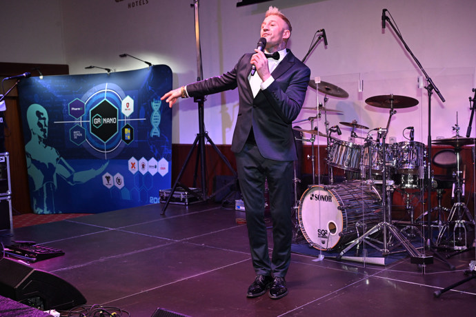 Sámer Issa zapíval.