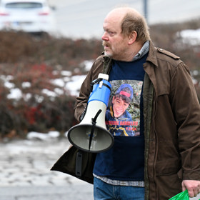 Hlavním hrdinou seriálu Táta je invalidní důchodce a muzikant Jaroslav Bittner, kterého hraje David Novotný.