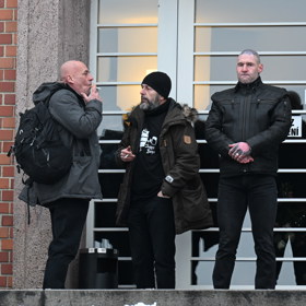 U krematoria stojí ochranka.