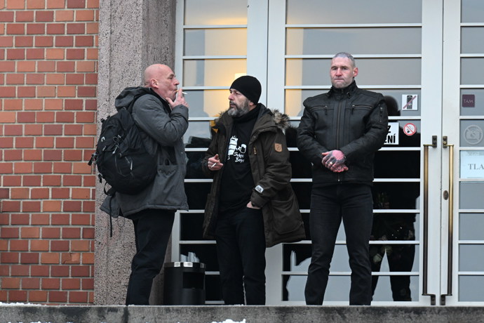 U krematoria stojí ochranka.