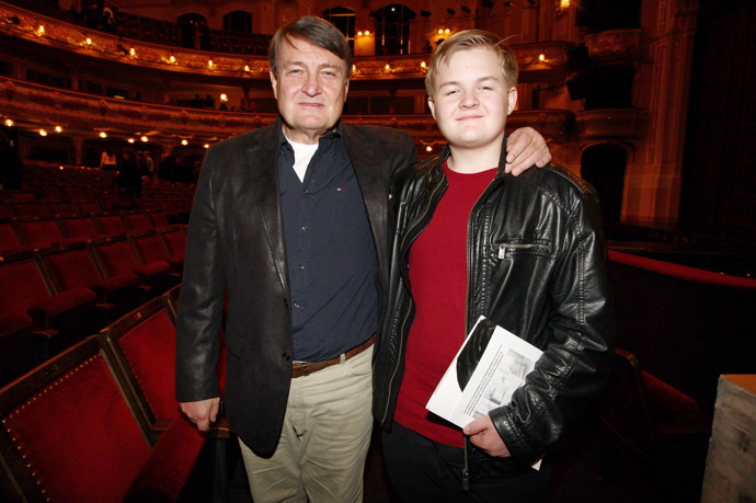 Artur Štaidl s tátou v Hudebním divadle Karlín.