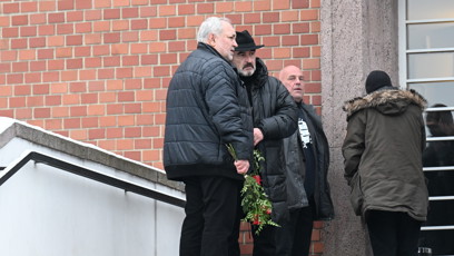 FOTO: Václav Svoboda donesl kolegovi rudou růži.