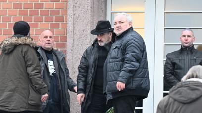 FOTO: Václav Svoboda donesl kolegovi rudou růži.