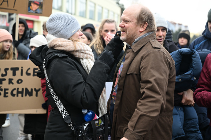 David Novotný v rukou maskérky.