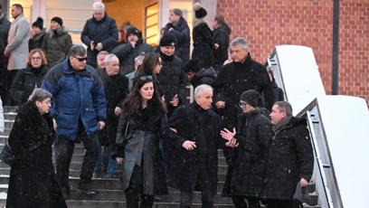 FOTO: Lukáš Vaculík odcházel z pohřbu po boku své ženy Lucii.