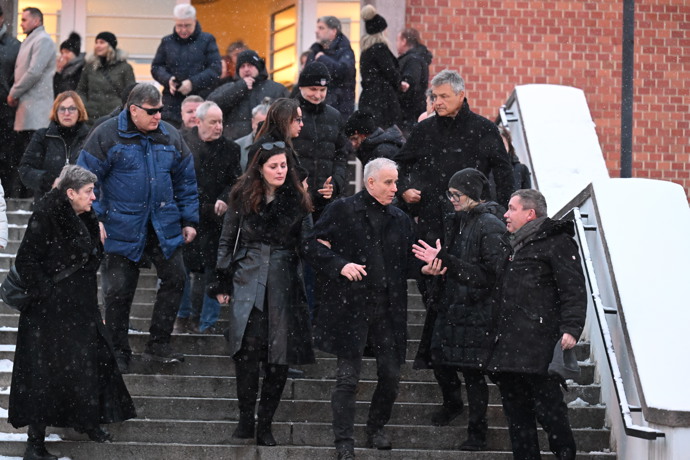 Lukáš Vaculík odcházel z pohřbu po boku své ženy Lucii.