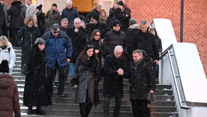 FOTO: Lukáš Vaculík odcházel z pohřbu po boku své ženy Lucii.