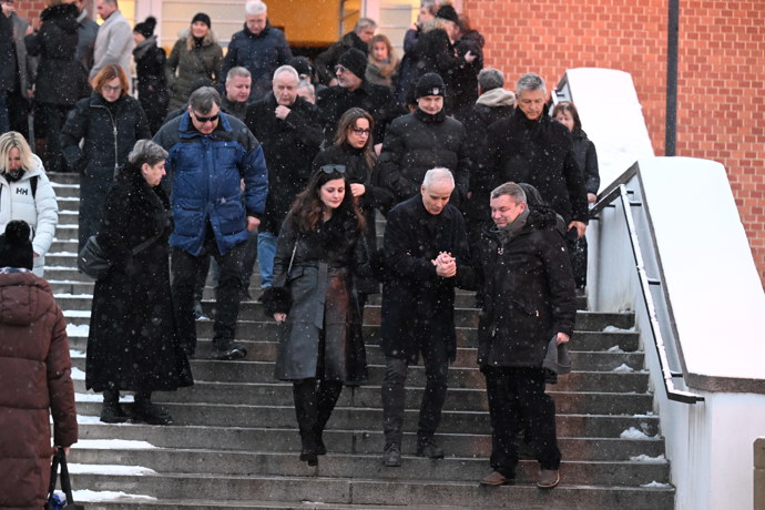 Lukáš Vaculík odcházel z pohřbu po boku své ženy Lucii.