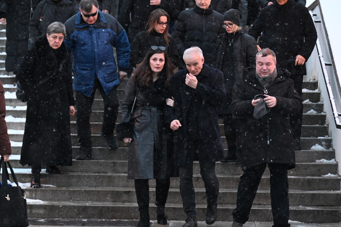 Lukáš Vaculík s manželkou Luciou na posledním rozloučení s hercem Pavlem Nečasem.