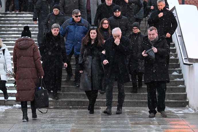 Lukáš Vaculík měl během pohřbu oporu ve své ženě Lucii.