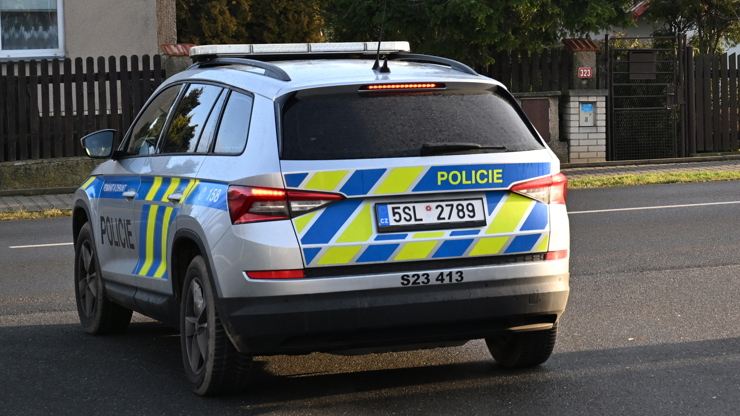 Před domem hlídkovala policie.