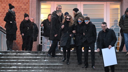 FOTO: Hercova bývalá partnerka Zuzana Vejvodová odcházela z krematoria spolu se synem Jonášem mezi posledními. Oči jim kryly sluneční brýle.
