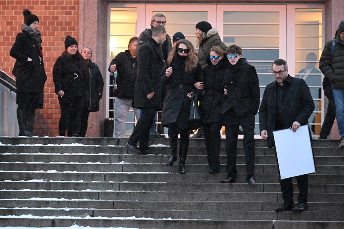 Hercova bývalá partnerka Zuzana Vejvodová odcházela z krematoria spolu se synem Jonášem mezi posledními. Oči jim kryly sluneční brýle.