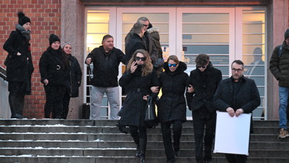 FOTO: Hercova bývalá partnerka Zuzana Vejvodová odcházela z krematoria spolu se synem Jonášem mezi posledními. Oči jim kryly sluneční brýle.