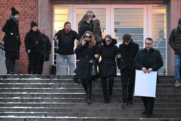 Hercova bývalá partnerka Zuzana Vejvodová odcházela z krematoria spolu se synem Jonášem mezi posledními. Oči jim kryly sluneční brýle.