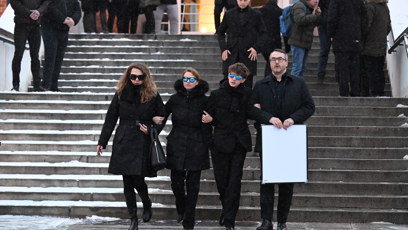 FOTO: Hercova bývalá partnerka Zuzana Vejvodová odcházela z krematoria spolu se synem Jonášem mezi posledními. Oči jim kryly sluneční brýle.