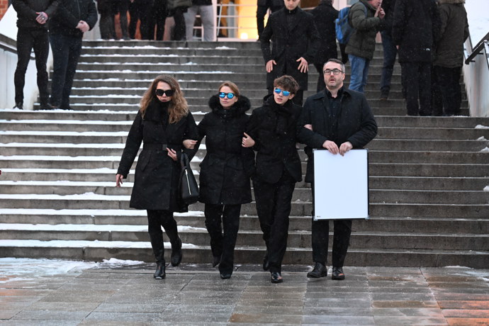 Hercova bývalá partnerka Zuzana Vejvodová odcházela z krematoria spolu se synem Jonášem mezi posledními. Oči jim kryly sluneční brýle.