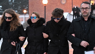 FOTO: Hercova bývalá partnerka Zuzana Vejvodová odcházela z krematoria spolu se synem Jonášem mezi posledními. Oči jim kryly sluneční brýle.