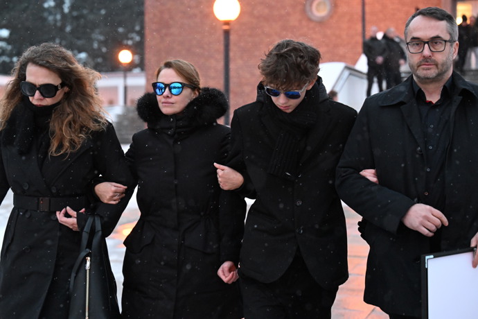 Hercova bývalá partnerka Zuzana Vejvodová odcházela z krematoria spolu se synem Jonášem mezi posledními. Oči jim kryly sluneční brýle.