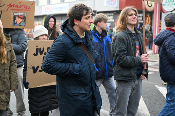 Kryštof Bartoš hraje v seriálu novináře.