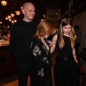 Herečka Jitka Schneiderová dorazila po boku svého partnera Lukáše Pittera a své dcery Sofie Anny Švehlíkové.