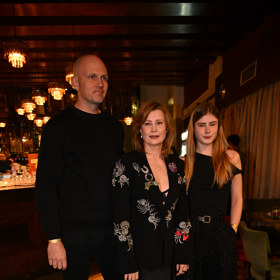 Herečka Jitka Schneiderová dorazila po boku svého partnera Lukáše Pittera a své dcery Sofie Anny Švehlíkové.