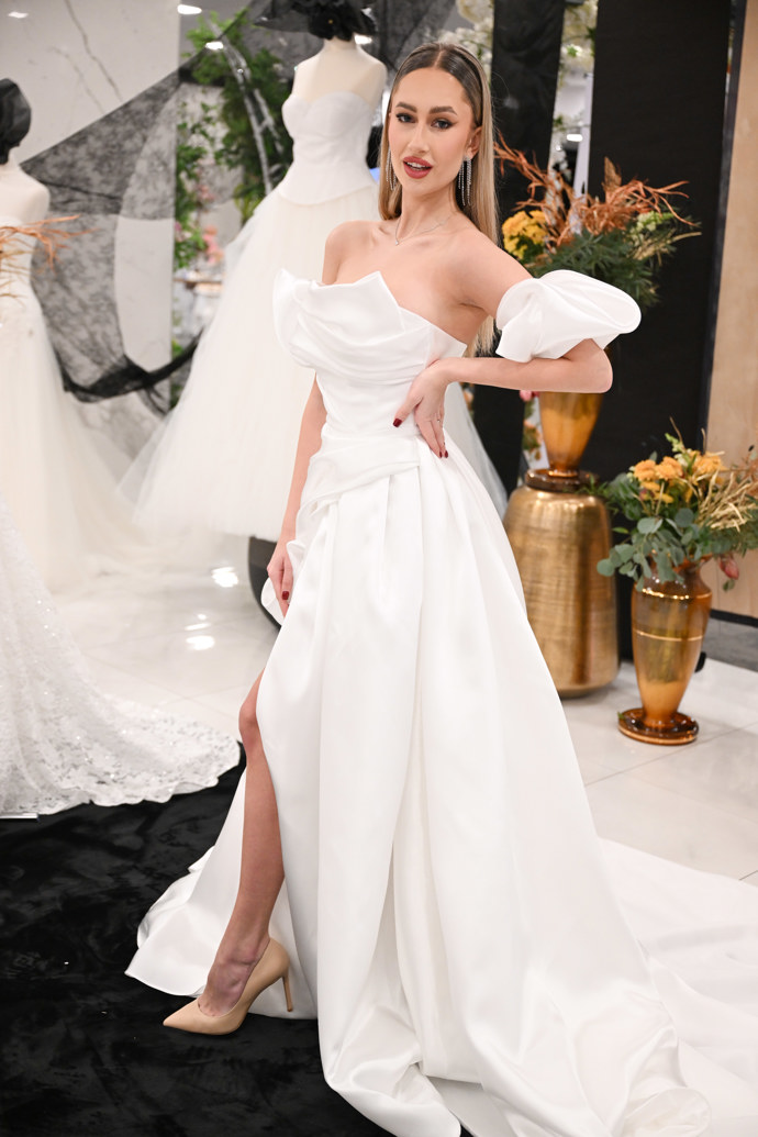 Další svatební šaty navazovaly na tradici korzetového topu a bohaté sukně. 