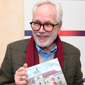 František Kinský s novou knihou.