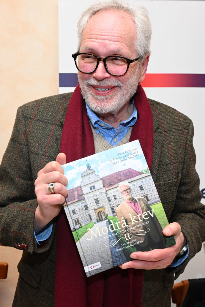 František Kinský s novou knihou.