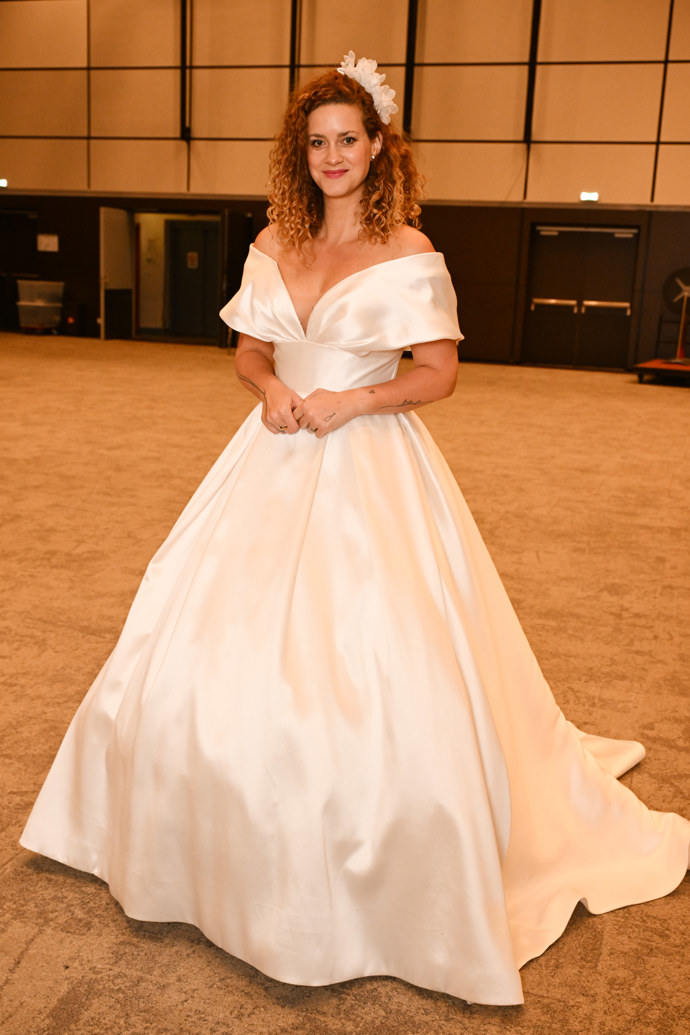 Moderátorka Kateřina Pechová oblékla svatební šaty s odhalenými rameny. 