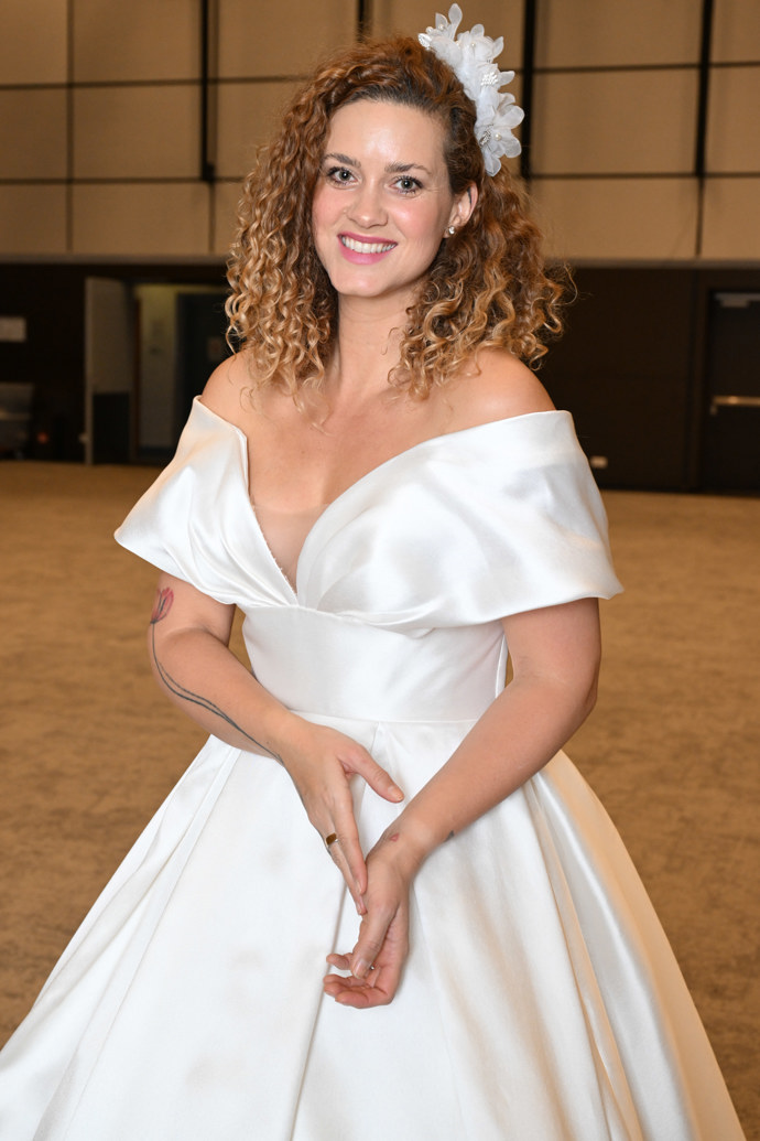 Do kudrnatých vlasů vetknula Kateřina bílou ozdobu. 