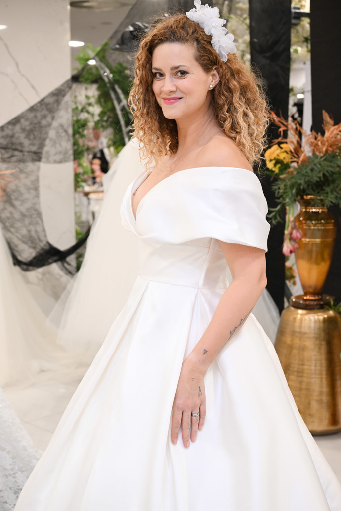 Model vynikal také hlubším výstřihem. 