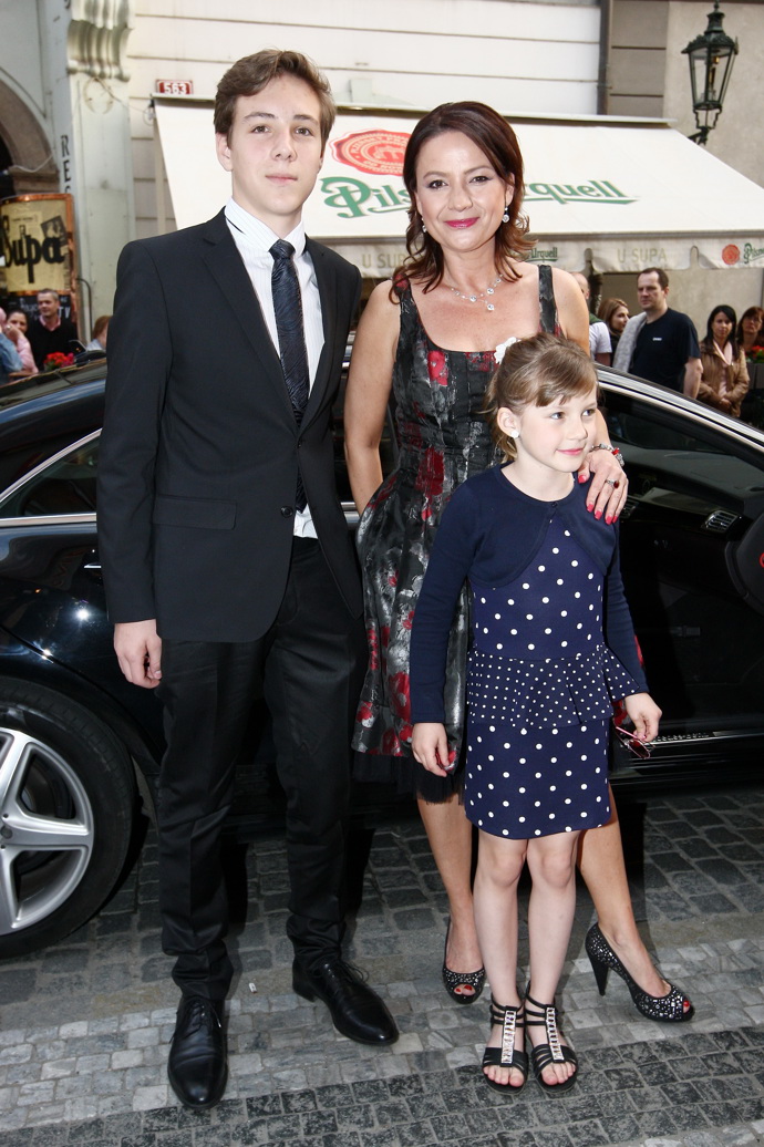 Jolana Voldánová s dětmi Kateřinou a Vojtěchem.