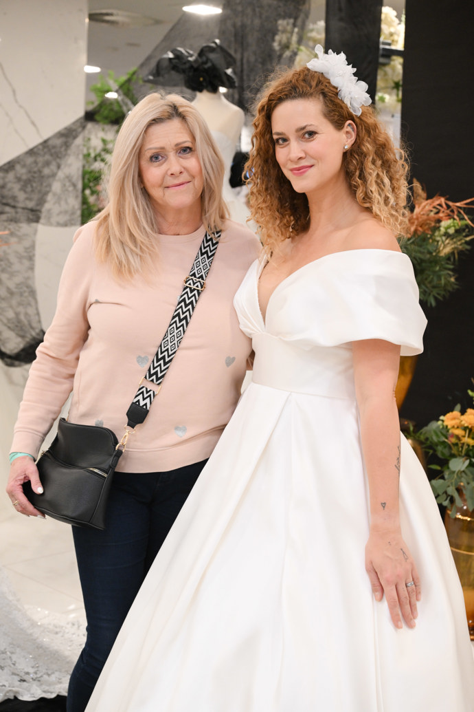 Na svatební veletrh ji přišla podpořit její maminka. 