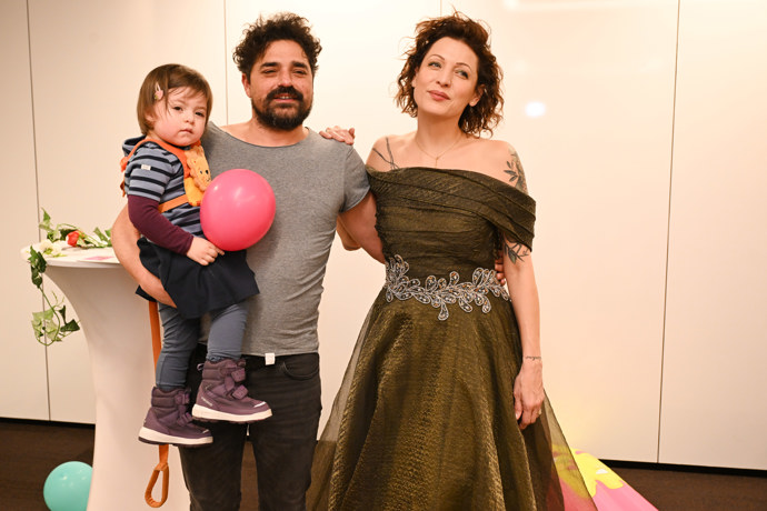 Adéla Elbel s manželem Michalem Rožkem a dcerou Grétou. 