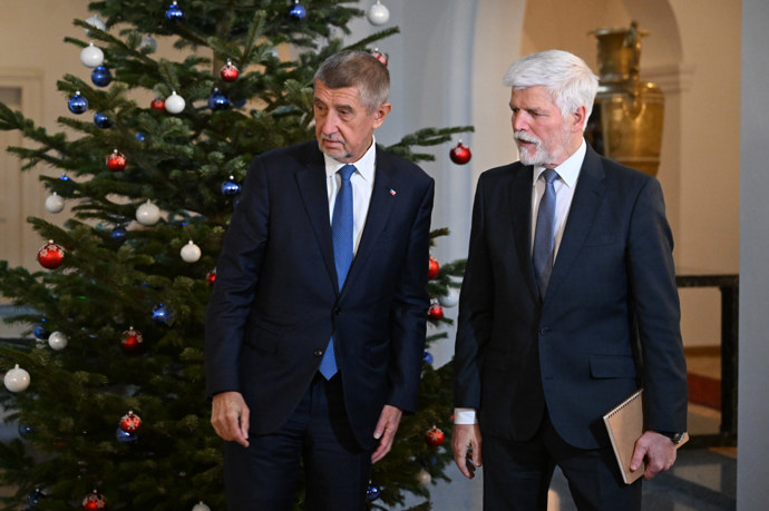 Petr Pavel s Andrejem Babišem u stromečku.