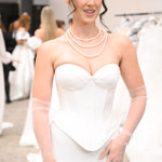 ...druhé s korzetem, doplněným šňůrou perel. 