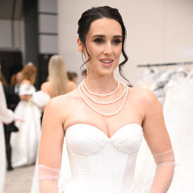 ...druhé s korzetem, doplněným šňůrou perel. 