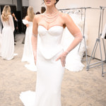 Besky v korzetu předvedla svůj štíhlý pas. 