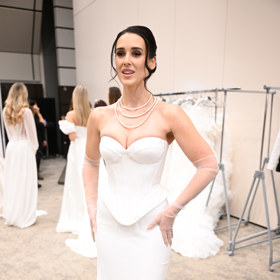 Besky v korzetu předvedla svůj štíhlý pas. 