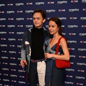 Maxmilián Kocek dorazil na premiéru série Metoda Markovič: Straka s půvabným doprovodem.