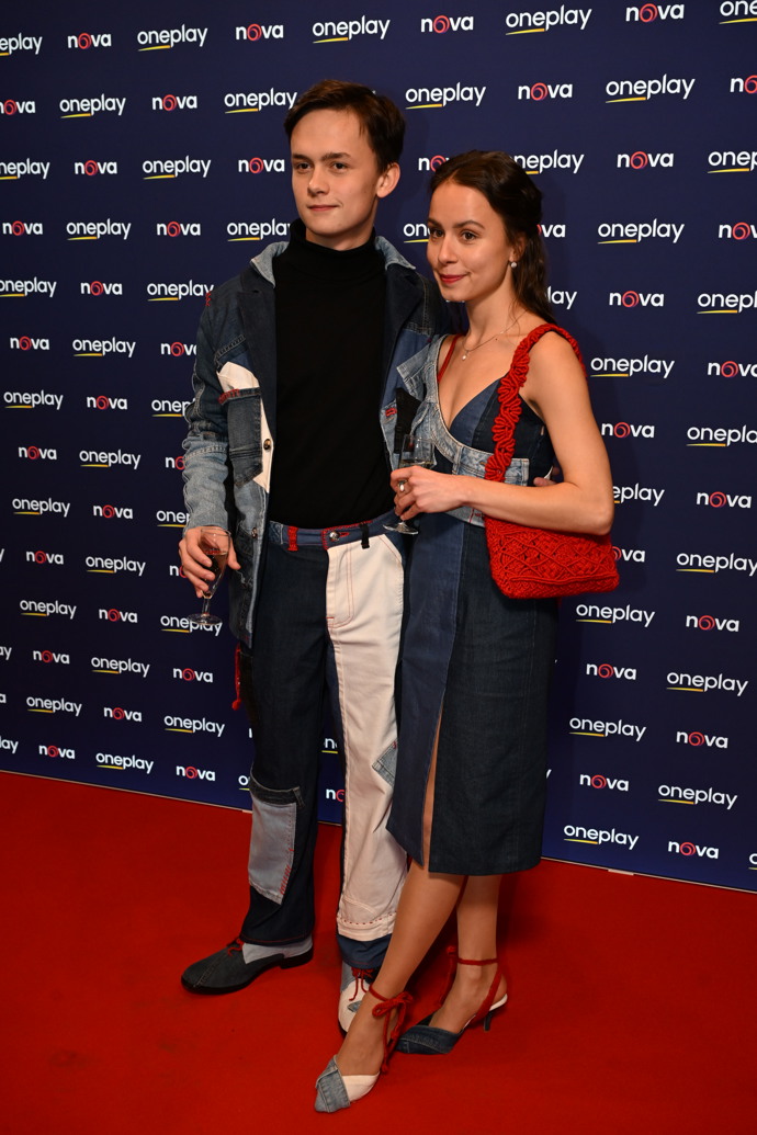 Maxmilián Kocek dorazil na premiéru série Metoda Markovič: Straka s půvabným doprovodem.