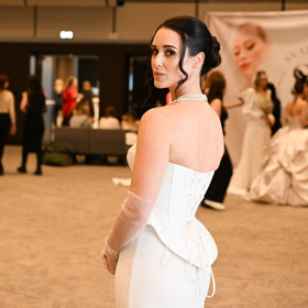 Besky ukázala fotografovi holá záda. 