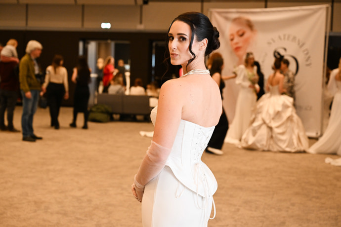 Besky ukázala fotografovi holá záda. 