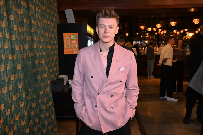 Adam Mišík na premiéře série Metoda Markovič: Straka.