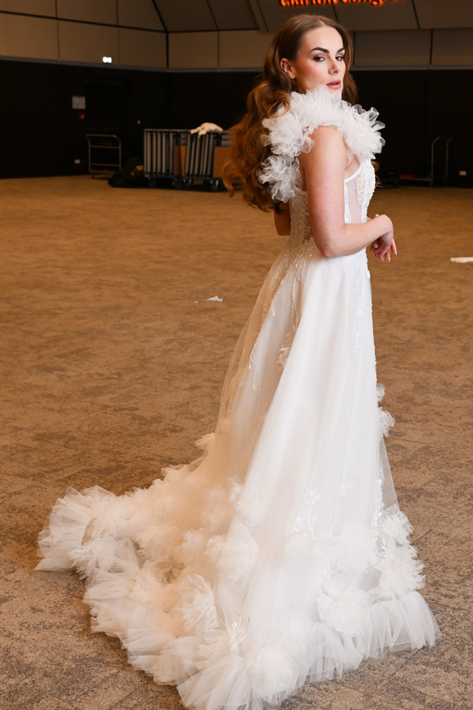 Efekt vlečky je u těchto šatů velmi dramatický. 