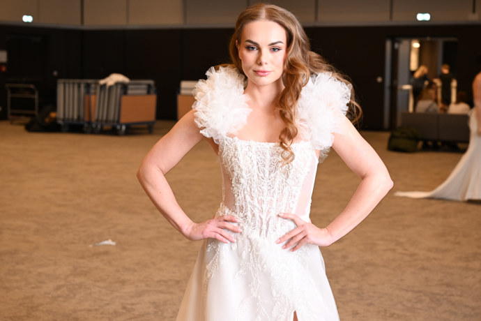 Kristýna Svěchotová si vyzkoušela také model, který vynikal korzetovým topem a nabíranými rukávy. 