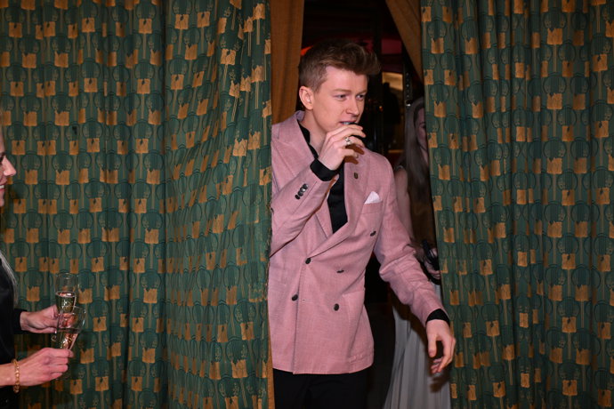 Adam Mišík přišel na premiéru sám.