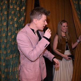 Adam se na premiéře dobře bavil.