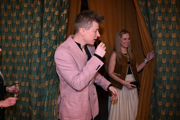 Adam se na premiéře dobře bavil.